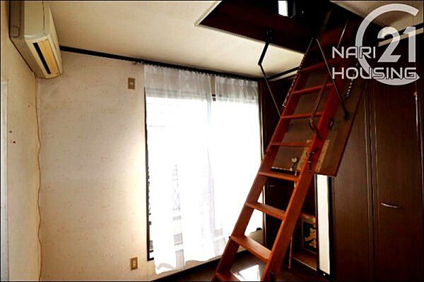 小屋裏収納付き