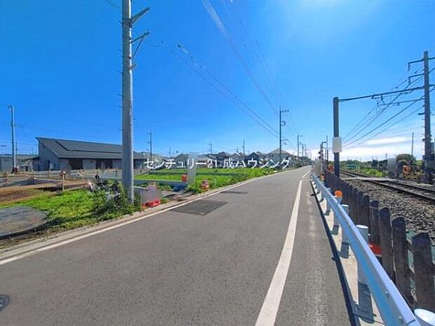 前面道路含む現地写真です