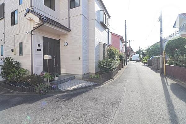 前面道路含む現地写真です