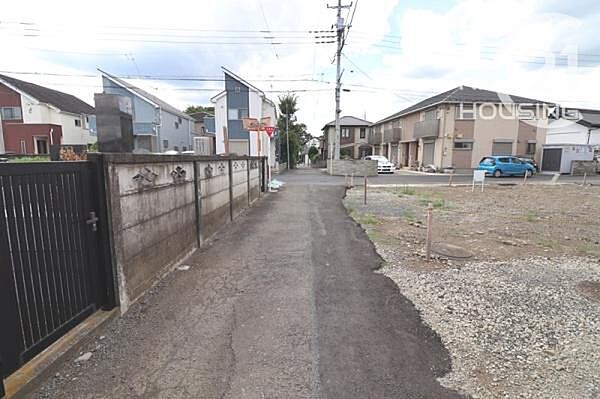 前面道路含む現地写真です