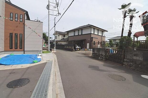 前面道路含む現地写真です