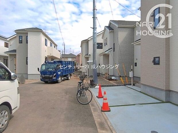 前面道路含む現地写真です