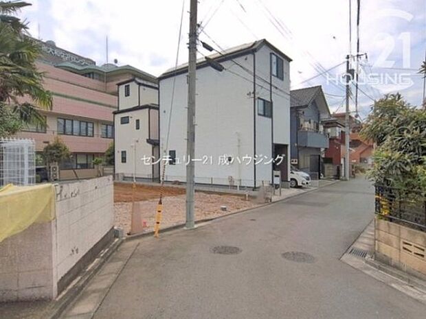 前面道路含む現地写真です