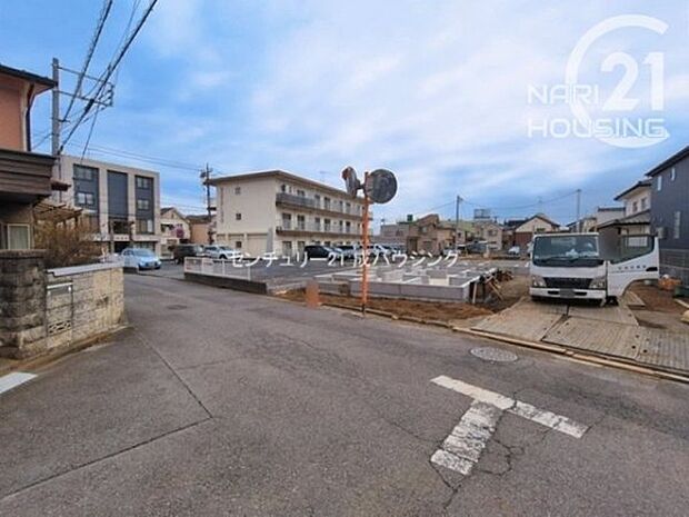 前面道路含む現地写真です