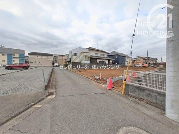 前面道路含む現地写真です