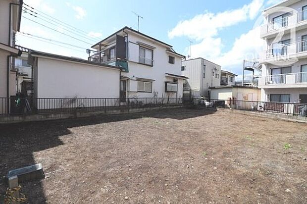 スーパーやコンビニが徒歩6分圏内にございます