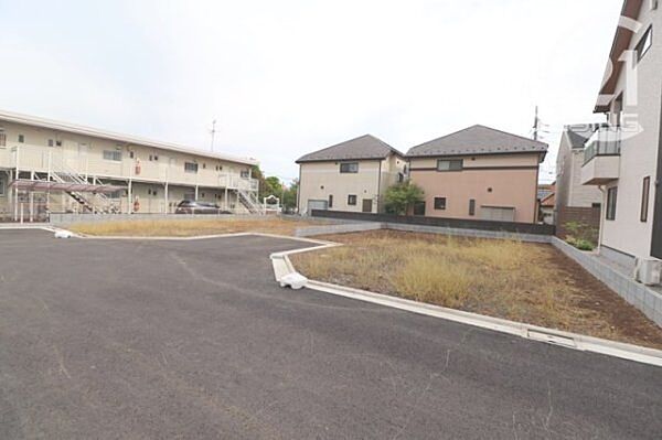 前面道路含む現地写真です