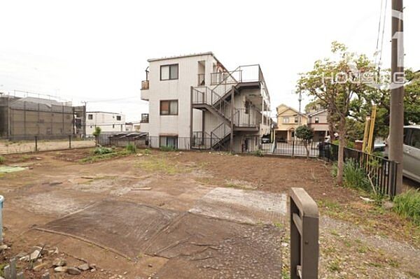 前面道路含む現地写真です