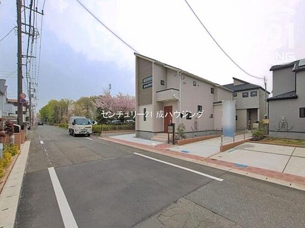 前面道路含む現地写真です