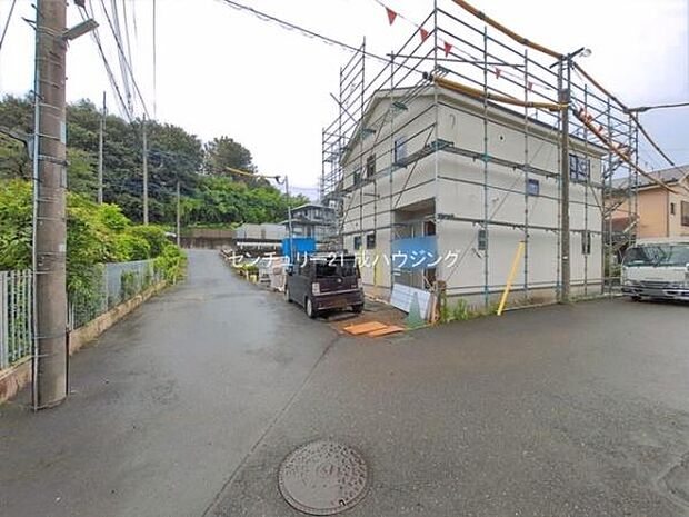 前面道路含む現地写真です