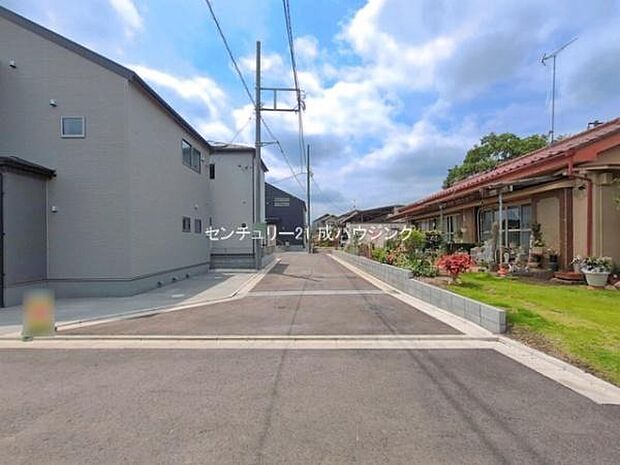 前面道路含む現地写真です