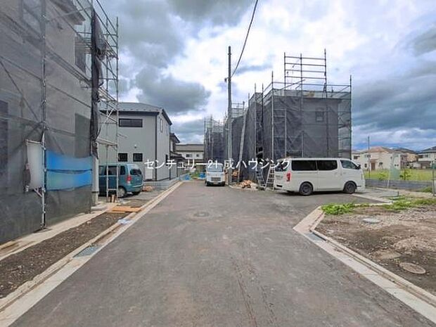 前面道路含む現地写真です