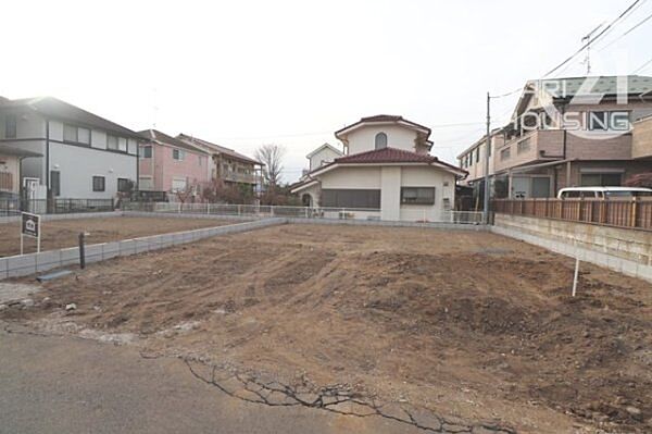 前面道路含む現地写真です