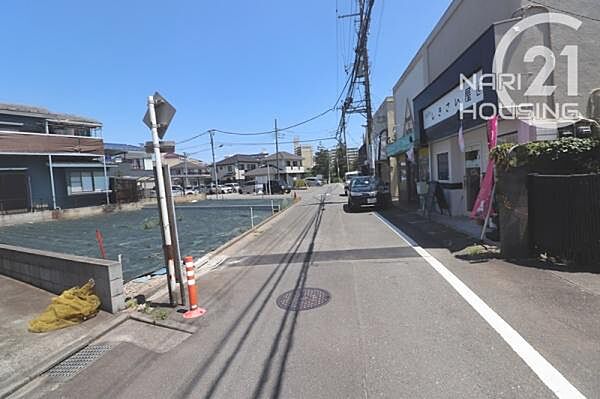 前面道路含む現地写真です