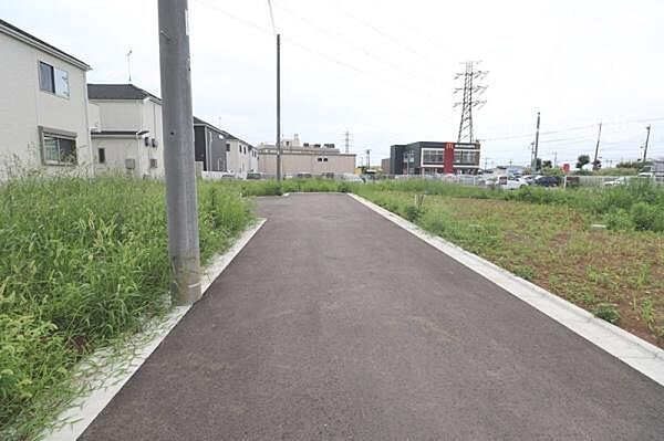 前面道路含む現地写真です