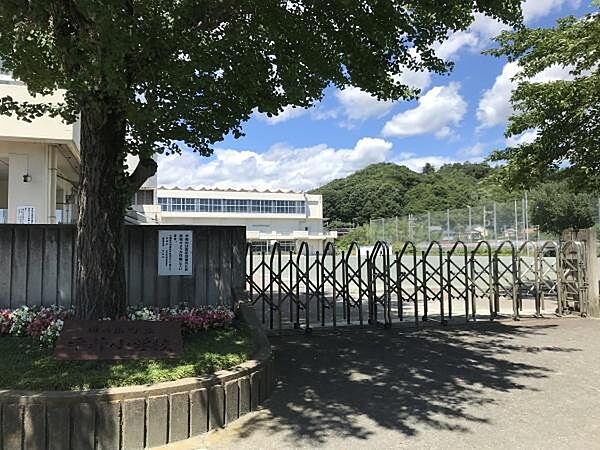日の出町立平井小学校まで426m