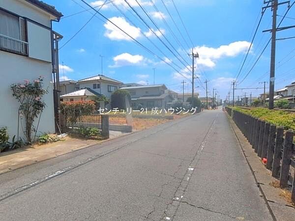 前面道路含む現地写真です