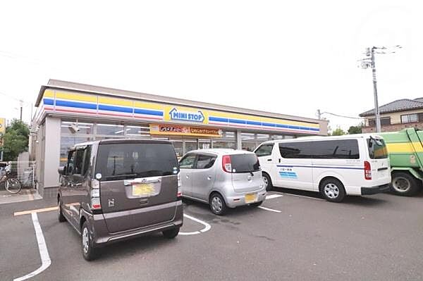ミニストップ東大和芋窪店まで496m