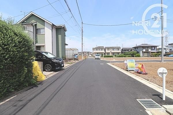 前面道路含む現地写真です