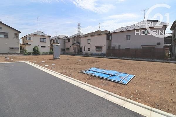 前面道路含む現地写真です