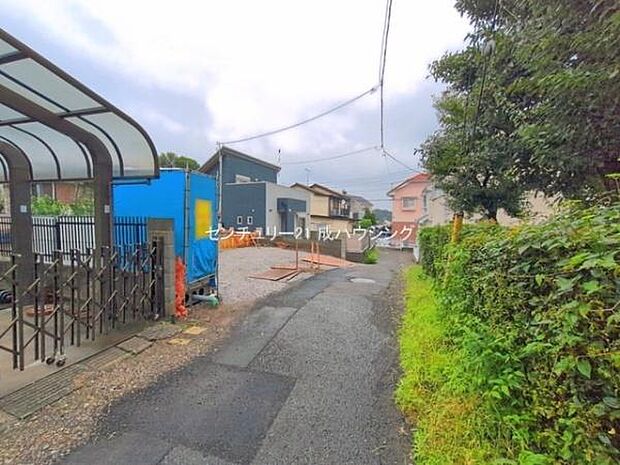 前面道路含む現地写真です