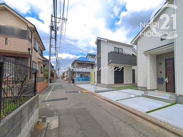 前面道路含む現地写真です