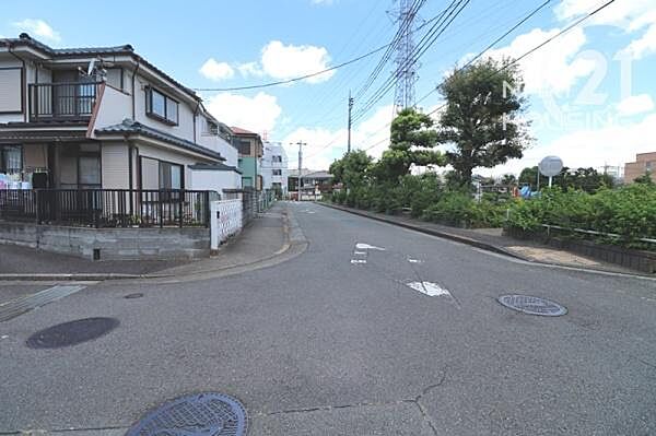 前面道路含む現地写真です