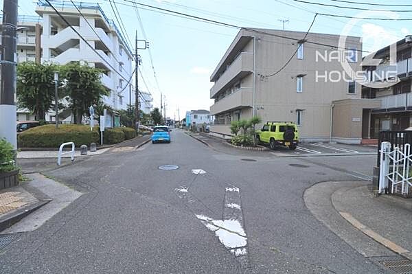 前面道路含む現地写真です