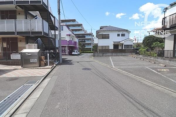 前面道路含む現地写真です