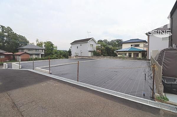 前面道路含む現地写真です
