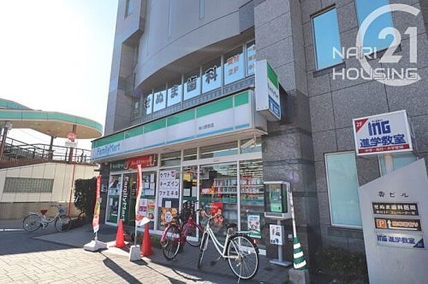 ファミリーマート秋川駅前店まで611m