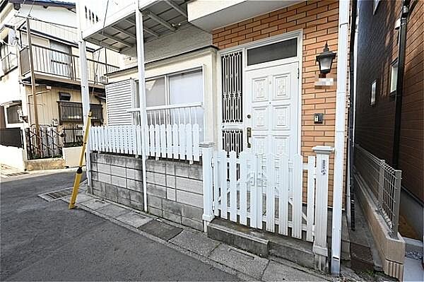 清潔感ある玄関です。玄関扉やライトがお洒落ですね。