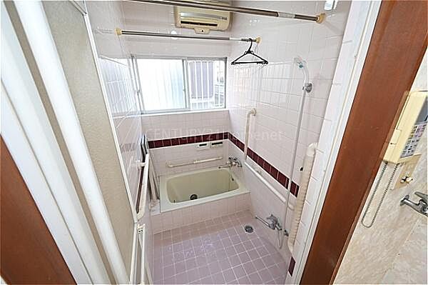 快適な入浴タイムが過ごせるバスルームです。窓付きなので、入浴後に窓をあけて換気することができますね。