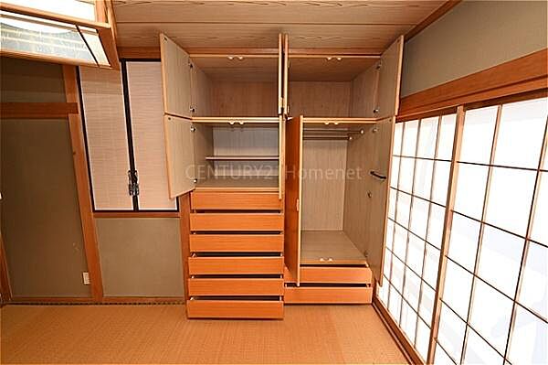 2階和室の収納棚です。奥行きがあるのでお洋服だけでなく、季節物の収納にも便利ですね。