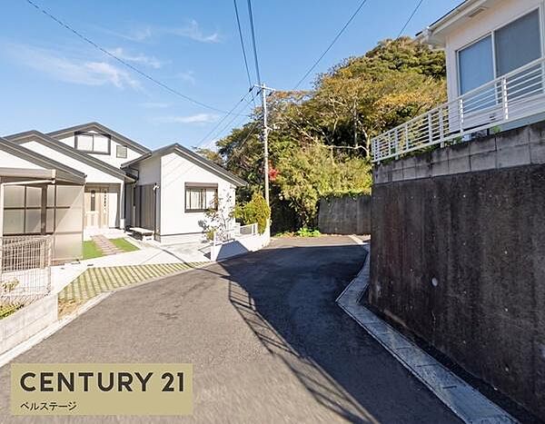 落ち着いた住環境の前面道路
