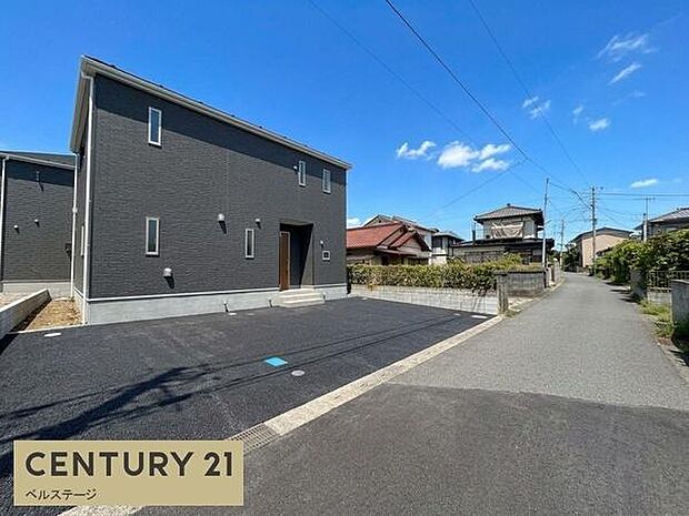 開放的な前面道路と、堂々たる邸宅の佇まい