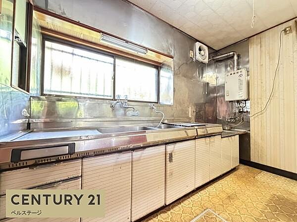 広くみんなで料理が楽しめます！