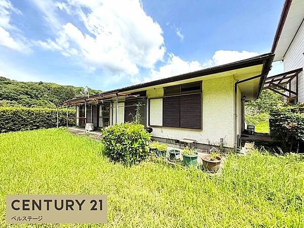 お庭は、お花や鉢植えで彩るのも素敵です