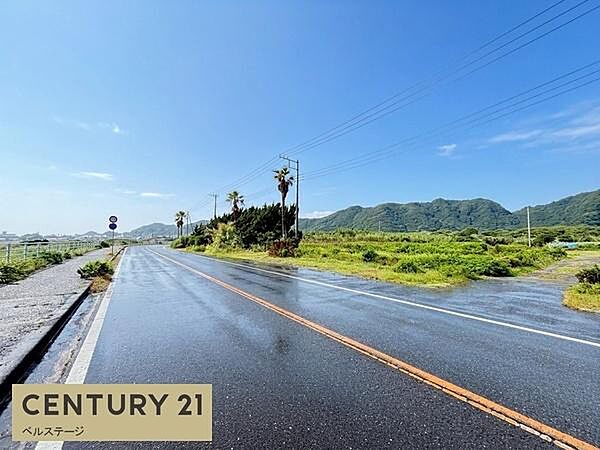 前面道路も広く車のすれ違いも楽々です！