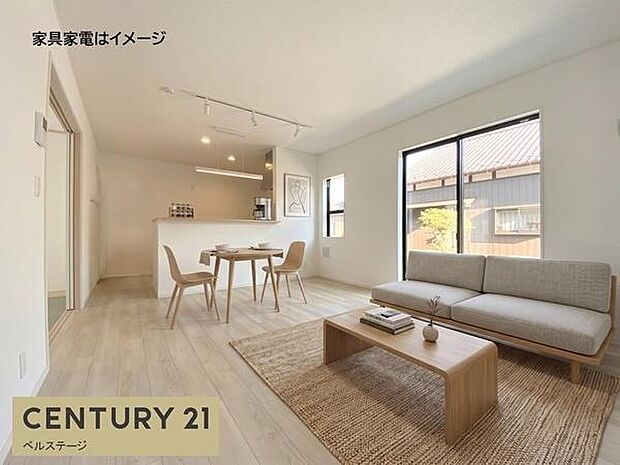 窓から心地よい光が差し込む明るいリビング。開放感あふれる広々空間で、家族みんなが自然と集まりたくなる居心地の良さです。