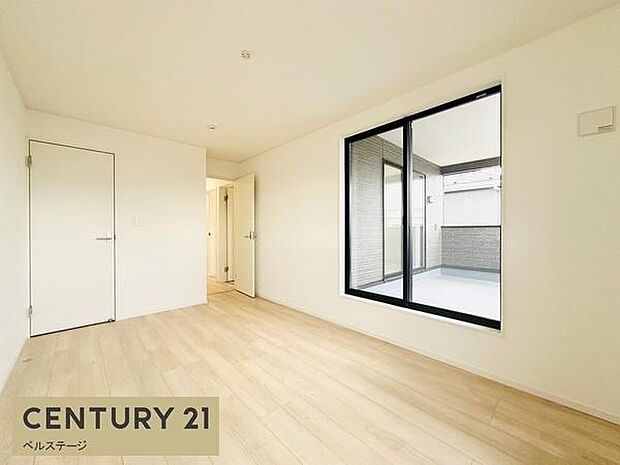 広々とした明るい洋室です！日当たり良好なので1日中お部屋が明るいです！全室収納付きでお部屋の綺麗を保つことができます！