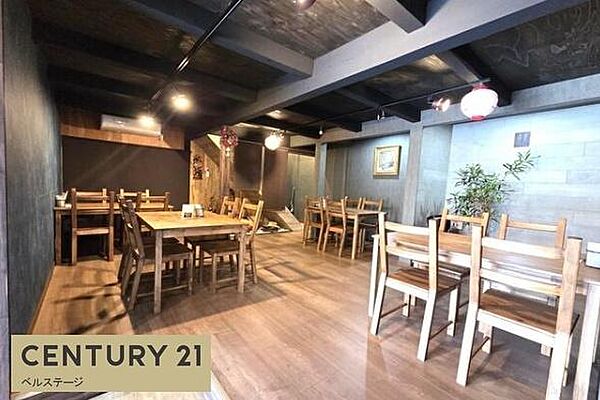 綺麗なフローリングと落ちついた色合いを組み合わせた内装です。広々としており、カフェや飲食店などお客様を迎える空間として活用できます！
