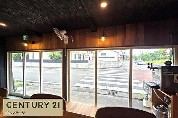 大きな窓から外の景色を眺められる店内！開放感があり、食事やお茶を楽しみながら外の景色を感じられ、ゆったりとした時間を過ごせますね。