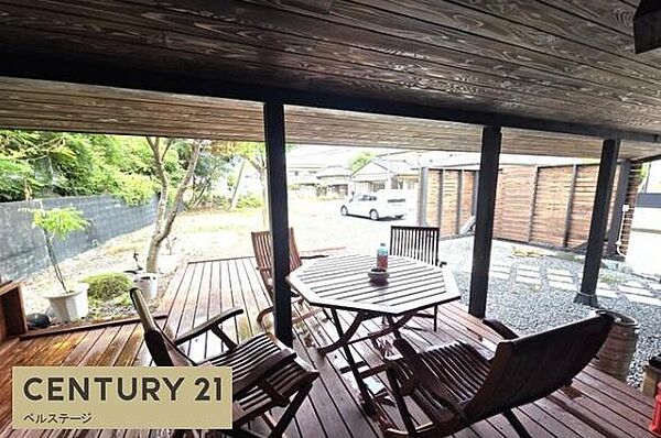 日差しが強い日でも安心の屋根付きのテラススペース！屋外席として利用したり、季節を感じながら過ごせる空間として活用するのもおすすめです！