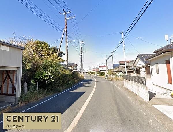 見通しが良く周辺の街並みも確認しやすい立地！お車での移動もしやすく、駐車スペースからもスムーズに車の出し入れがしやすく安心です！！