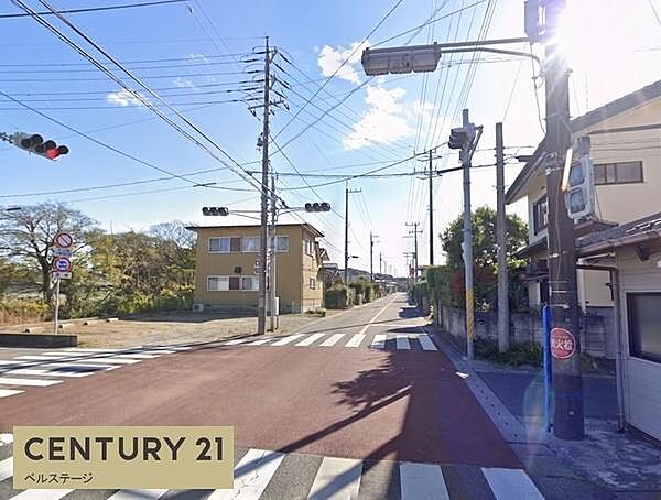 周辺には住宅や店舗が建ち並び、落ちついた街並みが広がっています。地域外から訪れた方にもわかりやすい立地です！