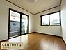 リビング/ダイニング：窓から心地よい光が差し込む明るいリビング。開放感あふれる広々空間で、家族みんなが自然と集まりたくなる居心地の良さです。