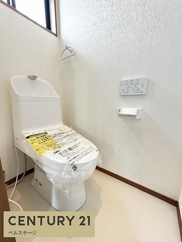 清潔感のある明るいトイレ！毎日使う場所だからこそ、快適さと使いやすさにこだわった空間。小窓付きで換気もでき気持ちよく利用できます！