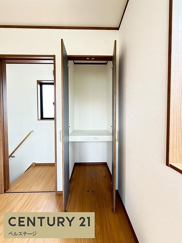 奥行きのある収納スペースでお洋服もまとめて収納できます！ハンガーだけではなく様々な収納アイテムを使ってスペースをうまく活用できそうですね。