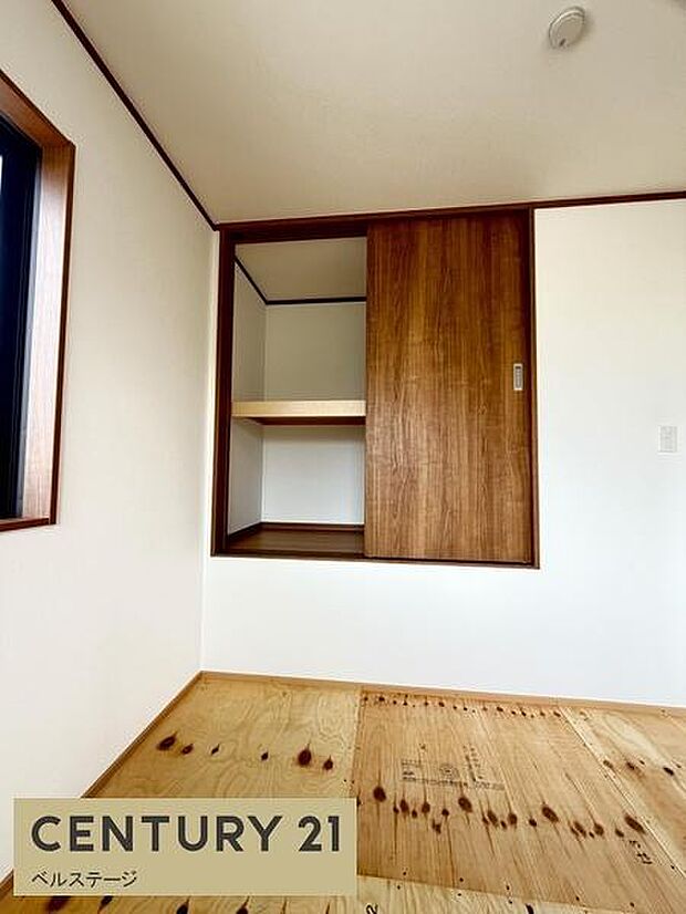 来客用のお布団をしっかり閉まっておけるゆとりある収納スペース！季節に合わせたかさばるシーツや毛布もまとめて収納できるので便利ですね！